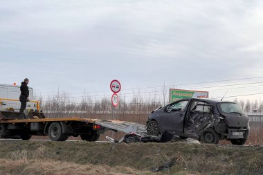 02.02.2024 Polonya, Avrupa. Toyota Yaris T-Bone araba kazası. Modern aile arabası kaza yaptı. Yolunda bozuk bir araba olan çekici. Çekici yolda bir hatchback yüklüyor. Araba kazası alanı.
