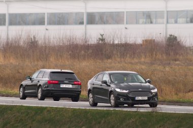 03.04.2024 Polonya, Katowice. Avrupa 'da arabalar ve kamyonlar gündüz trafiğidir.