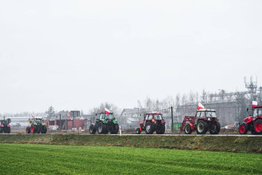 Avrupa, Polonya, 02.09.2024 Polonyalı çiftçiler traktör ve pankartlarla hakları için savaşıyorlar. Ukrayna ve AB çevre politikalarından ucuz tarım ürünlerinin ithalatına karşılar.