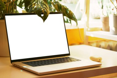 Modern Ofiste Dizüstü bilgisayar ve Canavar Aç