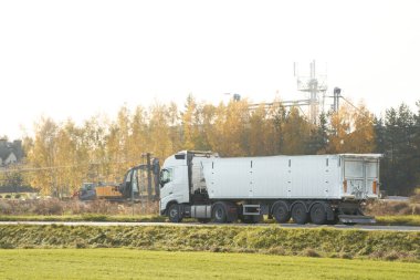 Çöp kamyonu yolda. Ağır sanayi taşımacılığı.