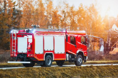 İtfaiye aracı yolda hızlanıyor.