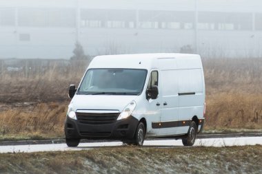 Ticari karavan nakliye malları, modern ticaretin amansız temposunu simgeliyor..