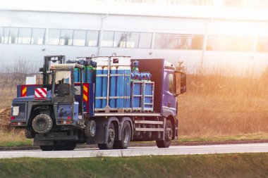 Enerji Taşımacılığı Güvence Altında, Günlük Yaşamlarımıza Güç Vermek İçin Yollar Üzerinde LPG Silindirleri Taşıyan Bir Kamyon