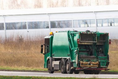 Çöp kamyonu güneşli bir günde daha temiz bir şehir sağlar.