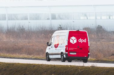 02.04.2024 Polonya, Avrupa. DPD nakliye aracı banliyö otoyolunda müşterilere mal ve paket teslim ediyor..