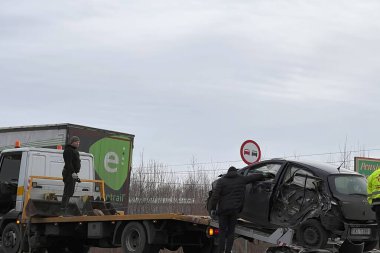 02.02.2024 Polonya, Avrupa. Toyota Yaris T-Bone araba kazası. Modern aile arabası kaza yaptı. Yolunda bozuk bir araba olan çekici. Çekici yolda bir hatchback yüklüyor. Araba kazası alanı.
