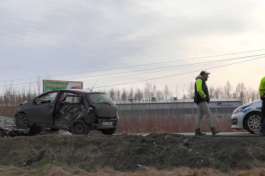 02.02.2024 Polonya, Avrupa. T-Bone araba kazası. Modern aile arabası kaza yaptı. Yolunda bozuk bir araba olan çekici. Çekici, otobana bir araba yüklüyor. Trafik kazası bölgesi.