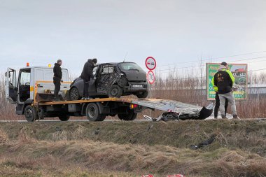 02.02.2024 Polonya, Avrupa. Toyota Yaris T-Bone araba kazası. Modern aile arabası kaza yaptı. Yolunda bozuk bir araba olan çekici. Çekici yolda bir hatchback yüklüyor. Araba kazası alanı.
