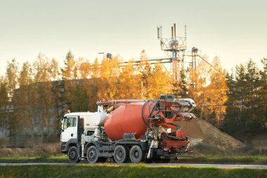 Çimento Karıştırıcı Kamyonu Yeni Yapı Kurulumu İçin Beton Taşıdı;