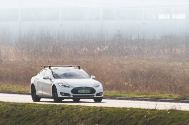 Tesla Model S yol kullanıyor. Polonya, Avrupa 16.04.2024