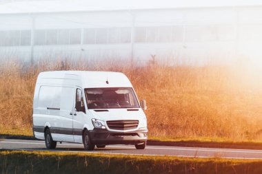 Paket Teslimat Servisi Trafikten Müşterilere Hizmet Etmek İçin Dokuyor