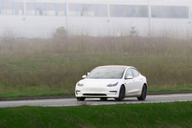 Gelecekçi Elektrikli Araba Yarın Daha Yeşile Doğru Sessizce Geziniyor