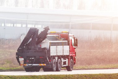 Kamyon İnşaat Malzemelerini Siteye Teslim Ediyor