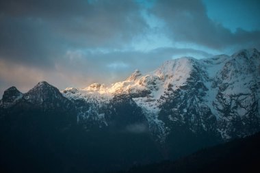 Alp dağları. Alpler 'de karlı bir zirve. Güzel manzara.