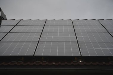 Alplerdeki Enerji Verimli Ev: Çatıdaki Güneş Panelleri