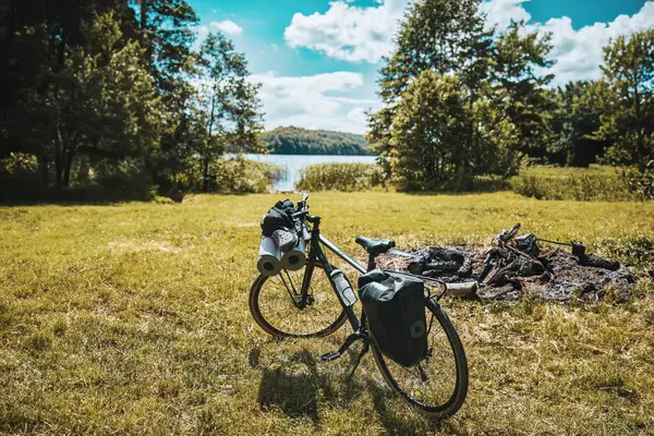 アドベンチャーの準備 グラベルバイクは 自然の中で夏の探検のために調理 ストック画像