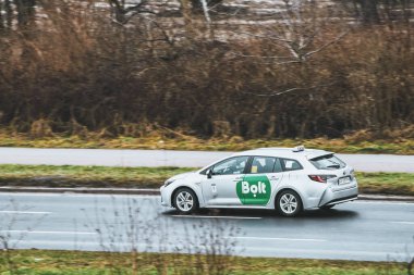 20.02.2024 Polonya, Avrupa. Dinamik Hareket: Avrupa Şehri 'nde Bolt Taksi