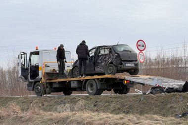02.02.2024 Polonya, Avrupa. T-Bone araba kazası. Modern aile arabası kaza yaptı. Yolunda bozuk bir araba olan çekici. Çekici, otobana bir araba yüklüyor. Trafik kazası bölgesi.