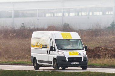 Posta Kurye Minibüsü: Verimli Paket Teslimatı. 14.04.2024 Polonya, Avrupa.