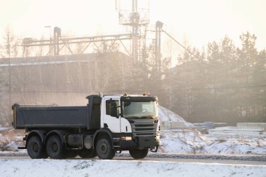 Sanayi Projesi için Karayolu 'na Çöp Kamyonu Taşımacılık