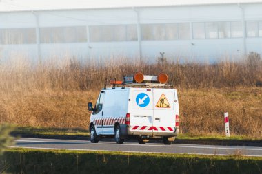 Yön Oku İşaretli Otoyol Bakım Ekibi