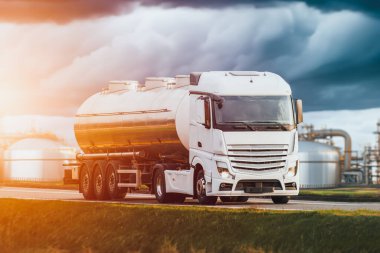 Petrokimyasal petrol rafinerisine yakıt taşımak için otoyoldaki yakıt kamyonu