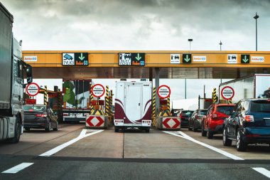 Toll Plaza Trafik: Ödeme kabininde araçlar kuyruk