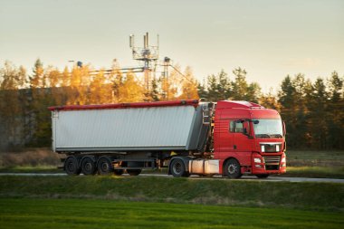 İşlek Taşımacılık Yolu 'nda Endüstriyel Kırmızı Döküntü Kamyonu