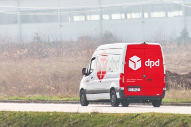 DPD Nakliye Minibüsü tam zamanında teslimatı garantiledi. 02.04.2024 Polonya, Avrupa.
