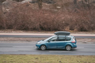 Road-Ready Comfort: Uzun Yolculuklar İçin Çatı Kutusuyla Donatılmış Araba