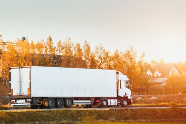 Karayolundaki kamyon nakliye paketlerinin ve malların ön tarafında. Avrupa yarı karavan kamyonu yolda