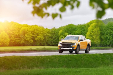 Ülke Yolu Boyunca Turuncu Kamyonda Gün Batımı Yolculuğu