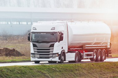 Highway Journey 'deki tanker kamyonu. Yakıt yolda.