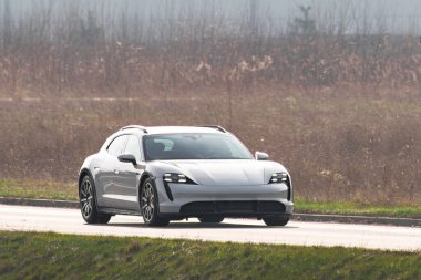 Modern Verimlilik ve Tarzın Gösterisinde Elektrikli Araba Yolda Kayıyor