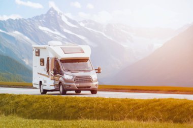 Manzaralı yoldaki modern macera kampçısı ya da karavanı. Aile tatili kavramı.