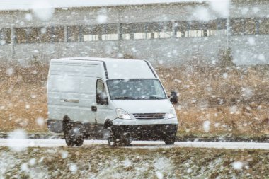 Lojistik Şirketi, Müşterileri Paketlerle Bağlıyor