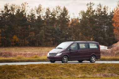 Ekspres Nakliye: Hızlı Hizmet İçin Nakliye Minibüsü.