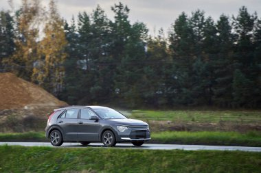 Yolda elektrikli bir araç var. Sıfır emisyonlu sürdürülebilir sürüş.