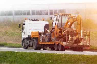 Kazıcı Taşımacılığı Flatbed Truck tarafından Şehir İnşaat Alanına Taşıtıldı
