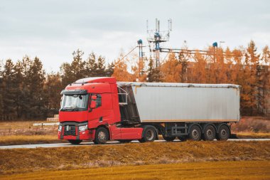 İşlek Taşımacılık Yolu 'nda Endüstriyel Kırmızı Döküntü Kamyonu