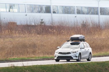 Huzur içinde araştırma. Geniş Çatı Rafı Kutulu Aile Arabası