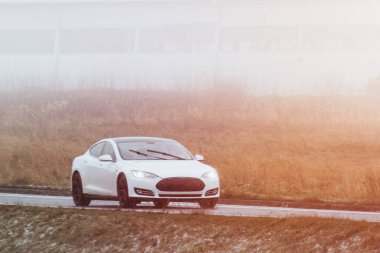 Modern Verimlilik ve Tarzın Gösterisinde Elektrikli Araba Yolda Kayıyor