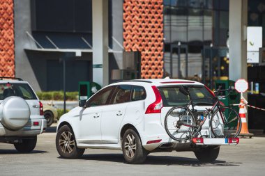 Bisikletli beyaz SUV arka bisiklet parkında