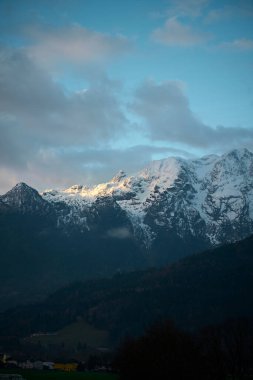 Huzurlu Güzellik: Alplerin Kalbindeki Bulutla Kaplanmış Tepeler