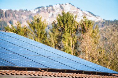 Alp Güneş Çatı Çatı Gücü Modern Bir Eve Yükseliyor