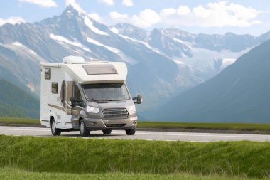 Karavan otoyolda seyahat eder. Karavanla aile macerası kavramı