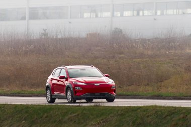 Yolda elektrikli bir araç var. Sıfır emisyonlu sürdürülebilir sürüş.