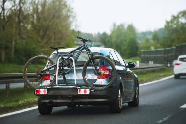 Araba bisiklet taşır. Bisikletli bir araç.