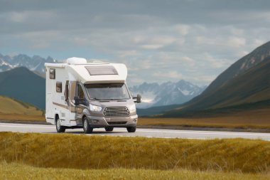 Açık Yol Özgürlüğünü Kucakla Göl kenarındaki bir Karavanda